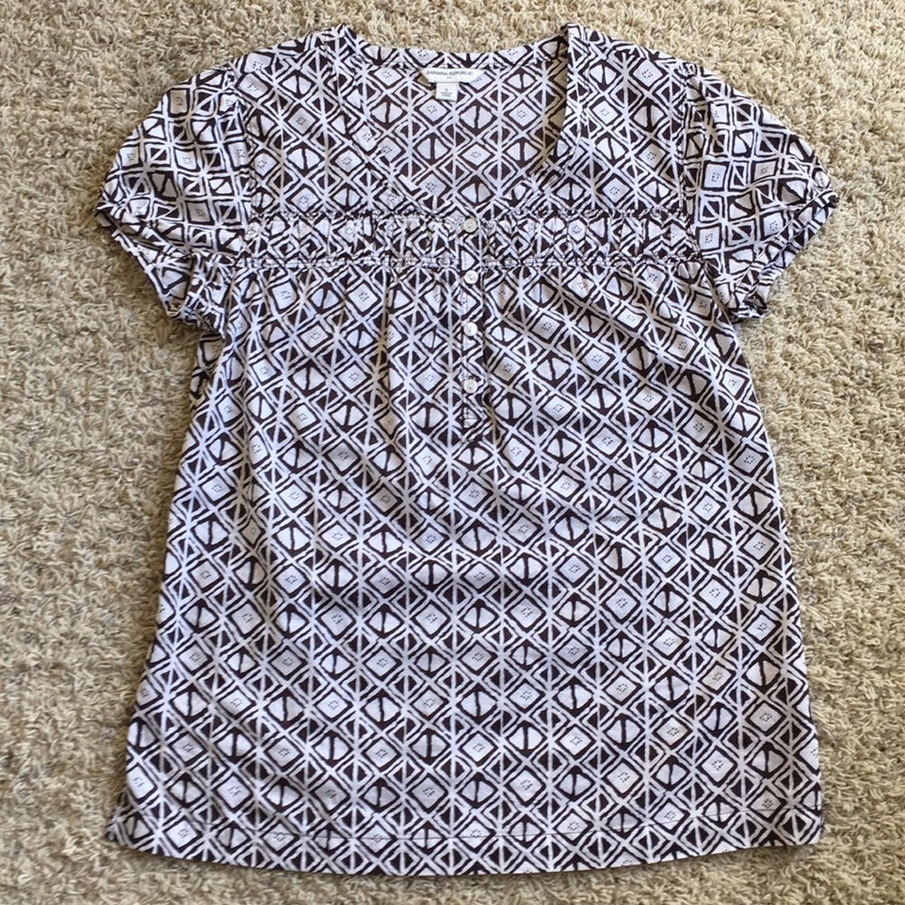Cute,  geometric Banana Republic top/tee!